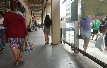 Se camuflan. Las trabajadoras se pierden entre los transeúntes que caminan a diario en el centro de la urbe porteña.
