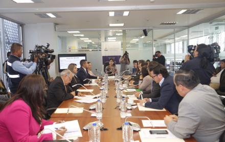 Sesión de comparecencias continúa con la Comisión de Soberanía.