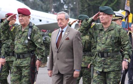 El ministro Oswaldo Jarrín estuvo presente en el acto militar. 