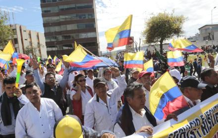 Taxistas exigen al Gobierno la entrega de la compensación por el alza de la gasolina.