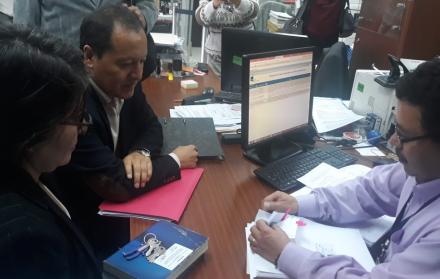 Pablo Dávalos presenta una demanda de inconstitucionalidad ante la Corte Constitucional.