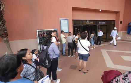 Trámite. Jóvenes acudieron a la Universidad de Guayaquil, previo a matricularse al curso de nivelación.