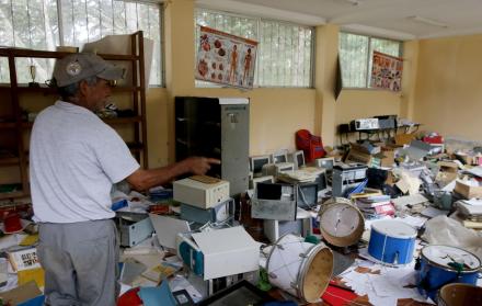 Esta es una de las escuelas unidocentes que fueron cerradas por el anterior Gobierno y fueron abandonadas en el sector de Sigchos, provincia de Cotopaxi. 