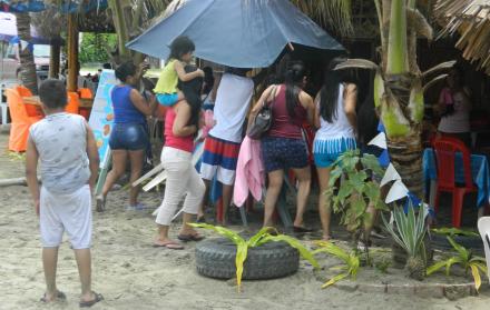 Un grupo de turistas en Villamil Playas.