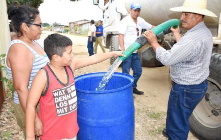 Moradores de Los Cerezos llenaron sus tanques luego de algunos días sin agua.