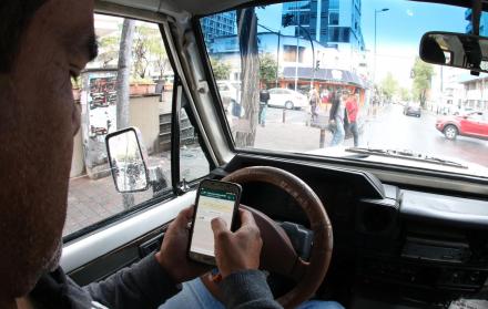 Aplicaciones. Mientras conducen, las personas utilizan su celular para revisar las redes sociales y otrs apps.