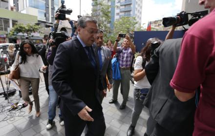 El consejero electoral llegó a la Fiscalía de Pichincha, la mañana de este martes 30 de abril de 2018.