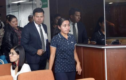 Diligencia. Diana Falcón, durante su ingreso a la sala de audiencias ubicada en el octavo piso de la Corte.