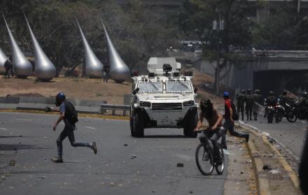 Tras el impacto, se observa cómo el automotor se aleja mientras al menos una persona queda tendida sobre el asfalto.