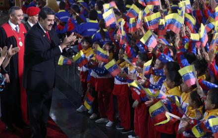 Nicolás Maduro saluda a simpatizantes en la ceremonia de posesión.