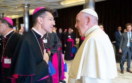 Castillo realizó sus estudios primarios y secundarios en la Unidad Educativa Javier de los Padres Jesuitas.