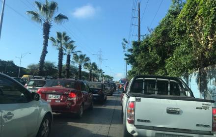 Embotellamiento en la Francisco de Orellana ocasiona la lenta circulación de vehículos.
