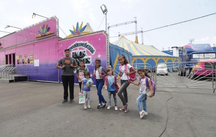 El profesor Luis Manuel Colín y sus seis alumnos del circo.