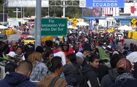 Cientos de migrantes venezolanos llegaron al puente internacional Rumichaca este domingo, en la frontera entre Colombia y Ecuador.