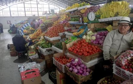 Una vendedora explicó que, por ejemplo, la caja de 80 libras de tomate de árbol, que antes costaba 8 dólares, hoy cuesta 15.
