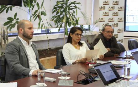 La directora de AME, Wendy Macías, durante la presentación de la guía.