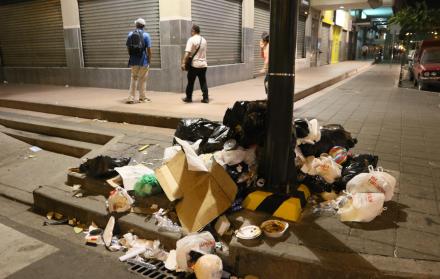 Descuido. Cuando los locales del centro de la ciudad cierran sus puertas, la basura queda en las aceras.