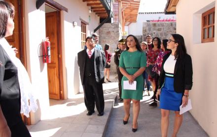 El sitio cuenta con dormitorios, baños, patio con jardineras, sala, cocina, aulas para talleres y otros espacios que brinden seguridad a sus ocupantes. 