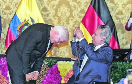 Símbolo. El presidente Moreno coloca a Frank Steinmeier una medalla como una condecoración al Mérito.