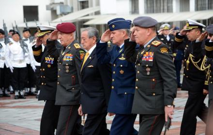 Acto. El ministro de Defensa Oswaldo Jarrín, presentó a los nuevos jefes del Comando Conjunto y de la Fuerza Terrestre Luis Lara y Luis Altamirano.