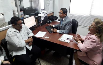 El pasado lunes, el notario Elvis Rivas acudió a la Fiscalía de Daule para rendir su versión. Tras eso, ofreció disculpas.