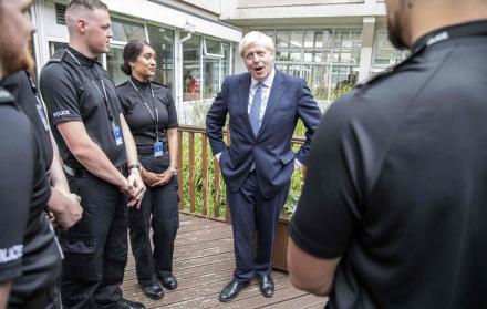 Birmingham. Boris Johnson se reúne con graduados de la Policía.