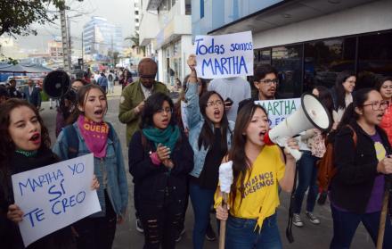 Organizaciones de mujeres se reunieron en los exteriores de la Unidad de Flagrancia.