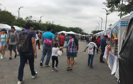 Cientos de familia se recrean en la feria que estará en Samanes hasta el domingo.