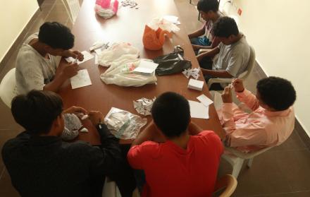 Manualidades. Hacen diferentes manualidades y reciben la visita de sus familiares cada 15 días, para divertirse y para recibir charlas grupales. Todos están allí de forma voluntaria.