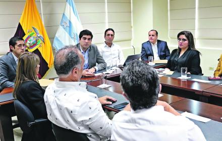 El 26 de diciembre, el vicepresidente Otto Sonnenholzner lideró la reunión con camaroneros y atuneros que mantuvo el Gobierno para tratar el asunto de las compensaciones por el alza de los combustibles.