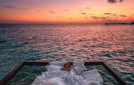 Para llegar al lugar solo necesitas tomar un vuelo al aeropuerto de Male, la ciudad principal de Maldivas.