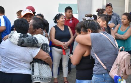 Dolor. Familiares de una de las víctimas de Manta lloran en las afueras del hospital Rodríguez Zambrano. Dos hombres fueron baleados mientras jugaban cartas.