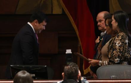 Elizabeth Cabezas, presidenta saliente de la Asamblea, tomó juramento a César Litardo, este martes 14 de mayo.