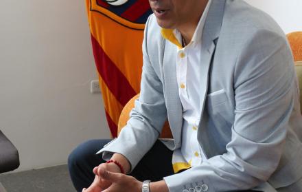 Funciones: Actualmente es el presidente de Barcelona Sporting Club. Trayectoria: Fue un portero histórico en Barcelona y la Tricolor. Fue también ministro del Deporte y gobernador del Guayas.