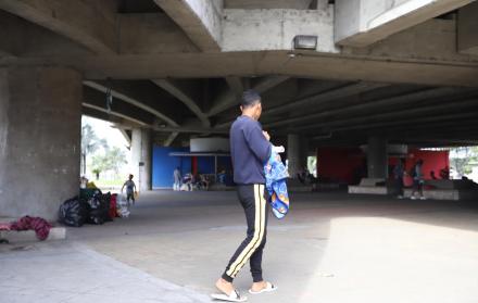Albergue. Por su cercanía a la terminal terrestre, el complejo deportivo es el primer sitio al que arriban los venezolanos que huyen de su país. Pernoctan varias familias.