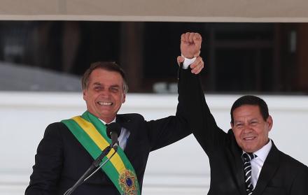 El nuevo presidente de Brasil, Jair Bolsonaro (i), saluda junto al vicepresidente, Hamilton Mourão, durante la ceremonia de investidura celebrada este miércoles en el Palacio de Planalto, Brasilia (Brasil).