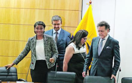 El procurador Íñigo Salvador y la fiscal Ruth Palacios (c) viajarán el 28 de febrero a Brasil. El pasado 21 de enero Salvador y Palacios fueron parte de un acuerdo suscrito para fortalecer los mecanismos de lucha contra la corrupción junto con Diana Salaz