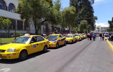 La Unión de Cooperativas de Transporte en Taxis de Pichincha puso a disposición varios de sus vehículos.