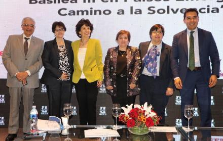 Los expertos que participaron en el foro Banca Visión de Futuro, Estabilidad Financiera, Inclusión y Desarrollo.
