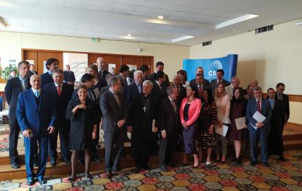 Reunión de diplomáticos de diversos países con representantes del CNE.