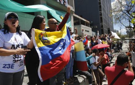 “Vete ya, basta de tantas mentiras, hambre y muertes. Fuera de nuestra Venezuela”, gritaban. 