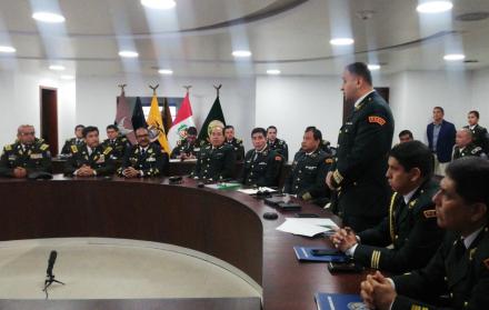 La cita se desarrolla en el octavo piso de la Comandancia de la Policía en el norte de Quito.