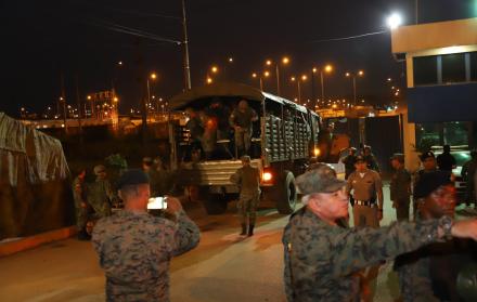 Control. Militares resguardan el ingreso al Centro de Privación de Libertad, en prevención de nuevos desmanes.