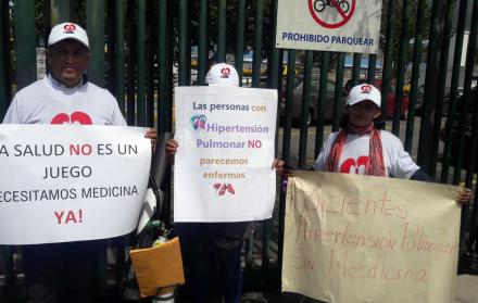 Protesta. Grupo de pacientes con hipertensión pulmonar reclaman que se les entregue medicamentos.