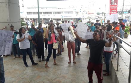 Manifestantes en los bajos del edificio de la Subsecretaría de Educación. 