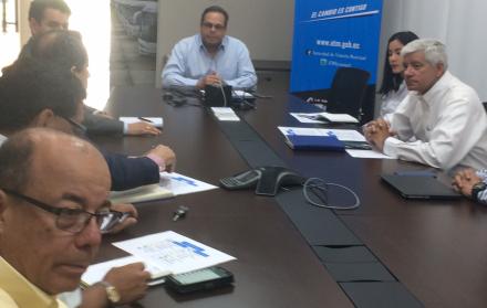La Autoridad Municipal de Tránsito (ATM), en una reunión para el financiamiento de vehículos eléctricos para taxistas.