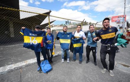 Con cánticos, camisetas azules y vuvuzelas, estos y otros jóvenes adquirieron sus entradas en las boleterías del Coliseo, a 30 dólares.