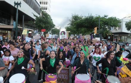 Marcha. Decenas de mujeres recorrieron ayer la avenida 9 de Octubre.