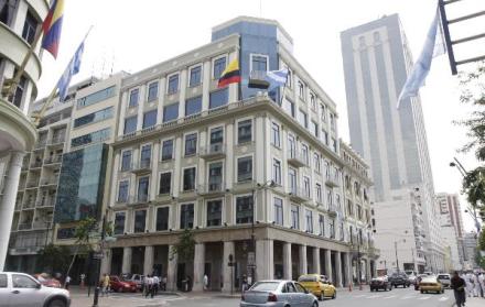 La situación es crítica. Ayer, El Consejo Provincial del Guayas autorizó al prefecto Carlos Luis Morales a gestionar créditos para optimizar la labor de la institución. Entre los puntos permitidos está el acudir a préstamos de diversos entes para cancelar