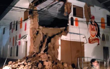 Tras el sismo se registraron daños en estructuras en Perú. En la imagen, un edificio de la calle Mariscal Castilla de Yurimaguas, que resultó afectado tras el movimiento de este domingo. 